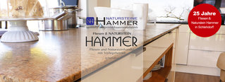 Die Logos des Steinmetzunternehmens Hammer vor einer Küchenzeile mit Natursteinplatte