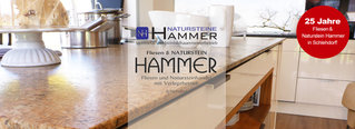 Die Logos des Steinmetzunternehmens Hammer vor einer Küchenzeile mit Natursteinplatte