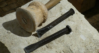 Ein Hammer und zwei Meißel von einem Bildhauer
