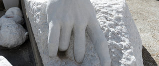 Eine, aus Naturstein, modellierte Hand