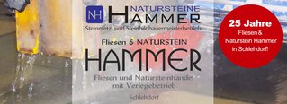 Die Logos des Steinmetzunternehmens vor einer Steinschneidemaschine