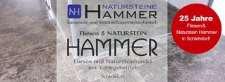 Die Logos des Steinmetzunternehmens vor einer ebenerdigen Dusche mit Natursteinfliesen